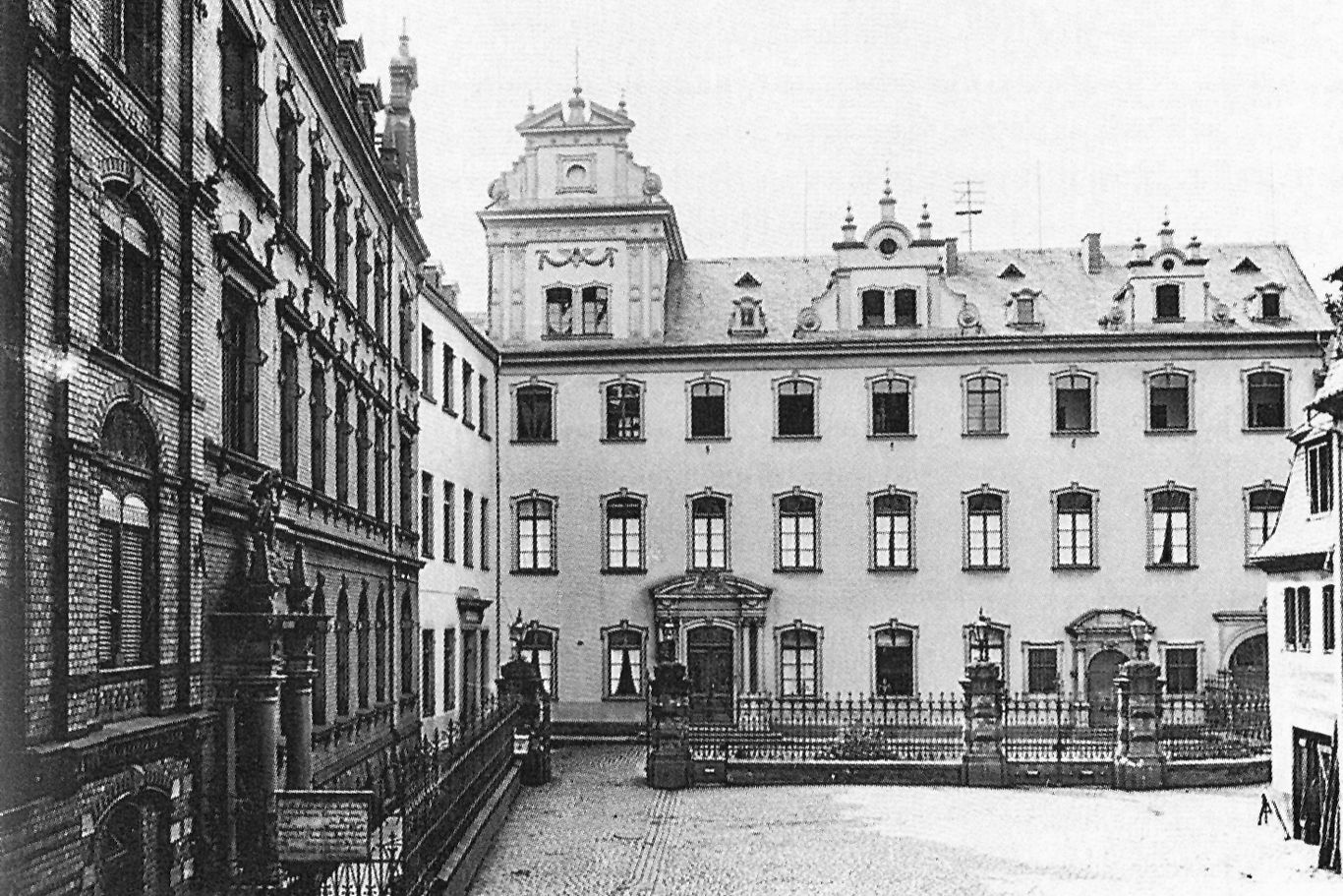 Das Bürgerhospital im Kastorviertel. Foto: Stadtarchiv/Wikipedia